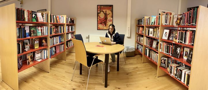 Elev jobber i biblioteket