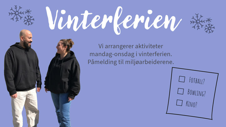en person og en person som står foran en blå vegg med hvit tekst
